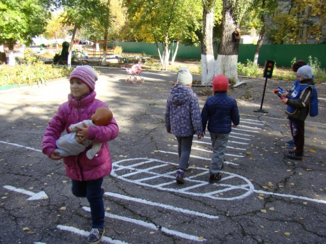Сюжетно-ролевая игра на улице «Водители и пешеходы»