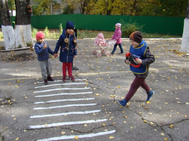 Сюжетно-ролевая игра на улице «Водители и пешеходы»