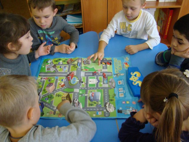 Свободная игровая деятельность детей по теме ПДД